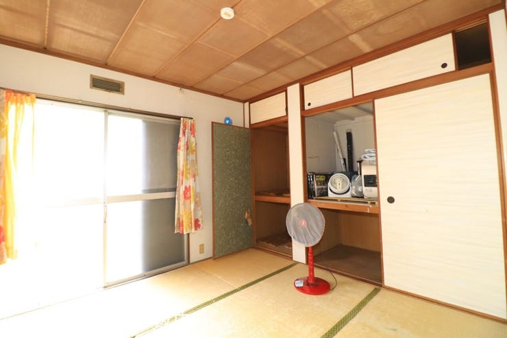 【和室】
落ち着きのある和室で、腰を下ろしてゆっくりとくつろげます