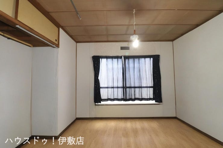 【洋室】
ハンガーパイプ付きの洋室でかける収納が可能です
※イメージにつき、家具、家電は価格に含まれません