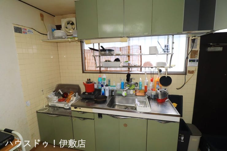 【キッチン】
上下に収納付!勝手口もついており、玄関を通らずにゴミ出しが可能です