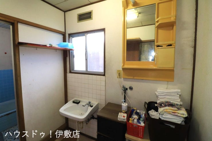 【洗面所】
窓付きの洗面所。すぐに自然換気が可能です