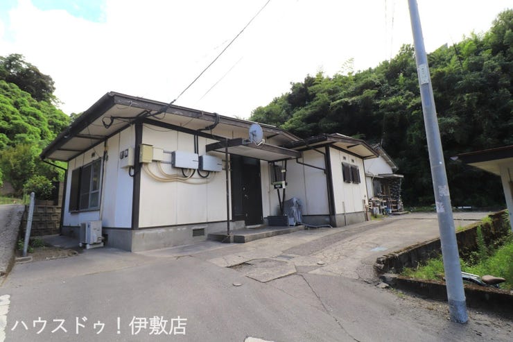 【外観】
【外観写真】
・人気の平屋建て!
・太陽光付で月々の電気代を抑えられます