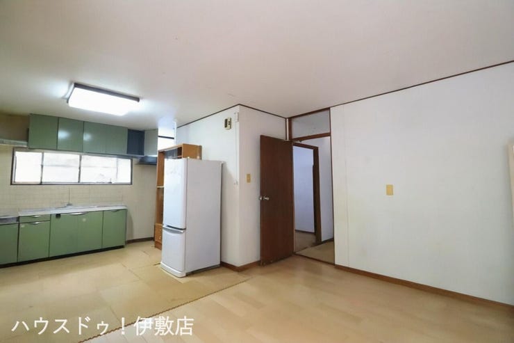 【リビング】
白を基調とした室内で清潔感と開放感があります
※AIによる家具消し済