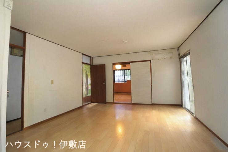 【リビング】
掃き出し窓があり、部屋の奥まで光が入りやすいリビング
※AIによる家具消し済