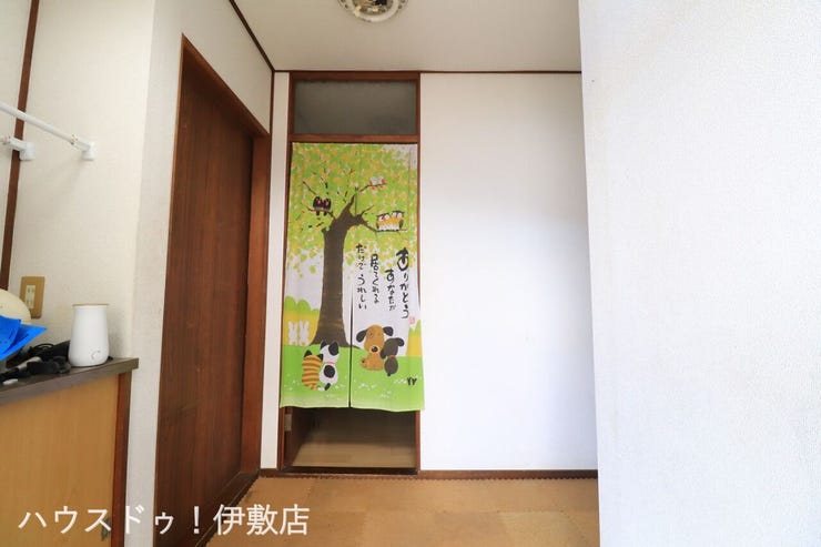 【玄関】
玄関には下駄箱付きで家族の靴を収納できます