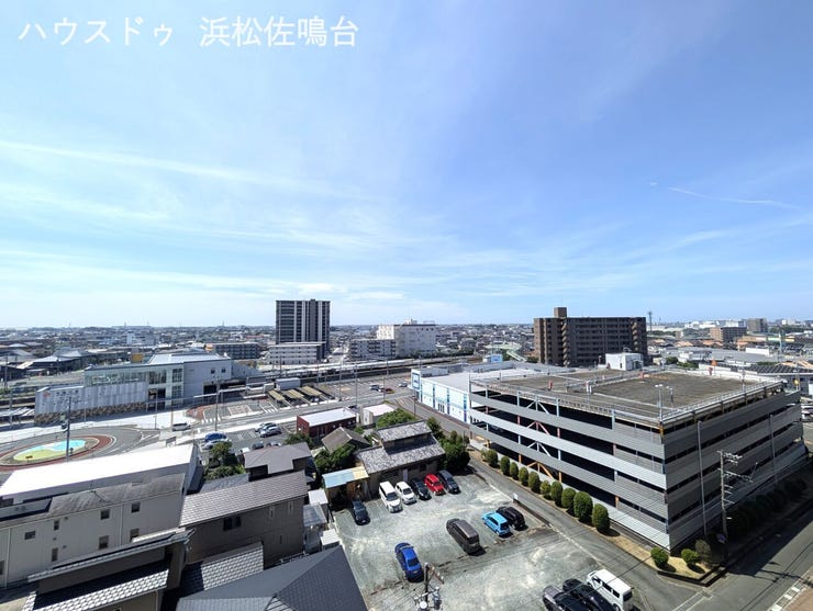 9階南バルコニーからの眺望。JR天竜川駅とその向こうまで視界を遮るものは無くパノラマ眺望が広がります。