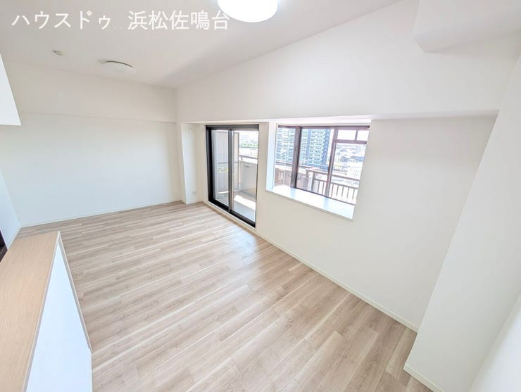 リビング別角度。クロス・床・照明器具新品♪♪リビング出窓もございます。
