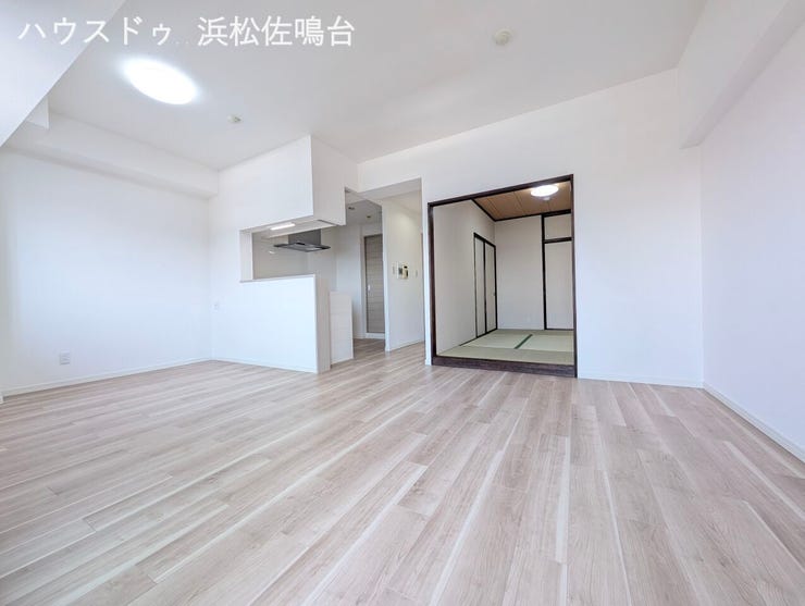 リビング別角度。和室の襖を開放して、リビングと一体で使えば21帖超の大空間に!