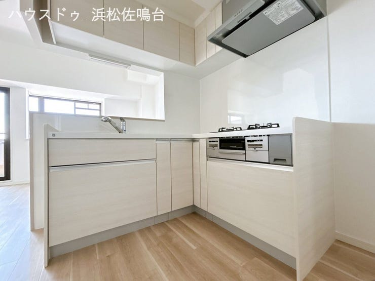人工大理石システムガスキッチン。上下たっぷり収納付!省スペースに優れたL型キッチンで冷蔵庫置き場やカップボード置き場のスペースも確保されました。