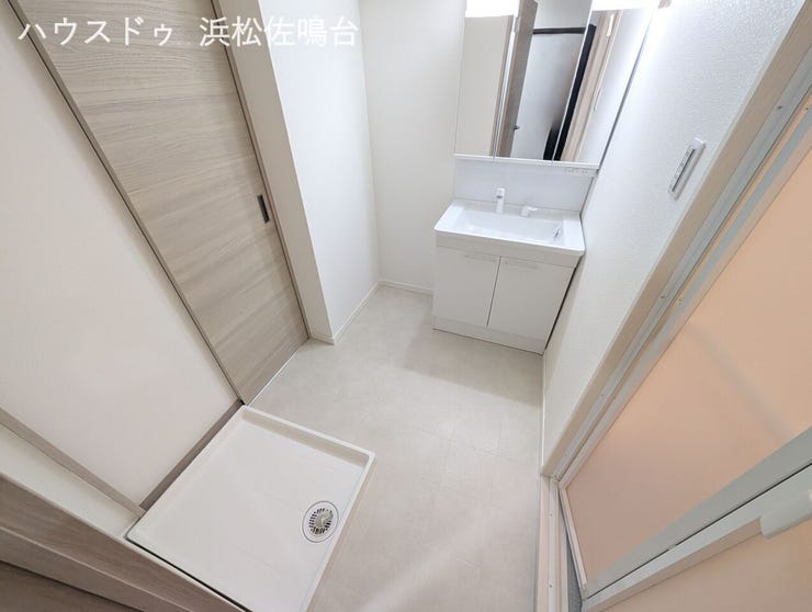 洗面脱衣所の全景。クロス、床張替済、洗面台交換済、防水パン・水栓交換済、引戸等建具交換済みです。