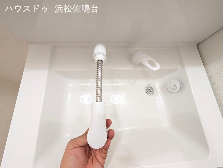 洗面台のシャワー水栓は伸ばして、ぐるっと回せば、お掃除が楽々。