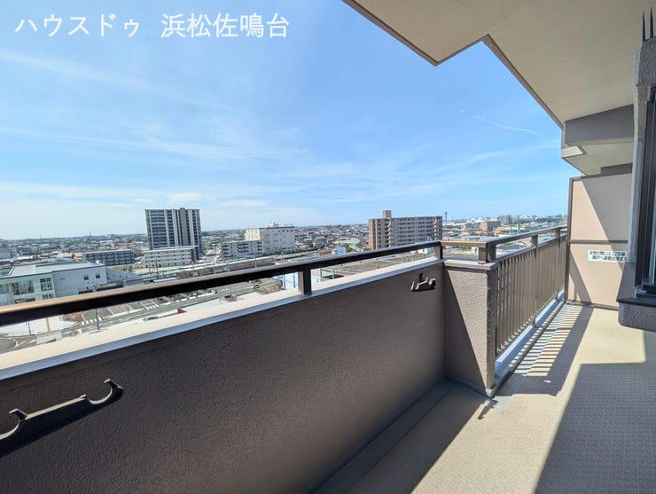 南面バルコニー!青い空が一面に。とても気持ちがいい空間です。軒の深さも充分ございます。