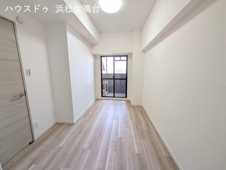 北側洋室約5.2帖、クロス・床・照明器具新品です。北側バルコニーに面したお部屋!