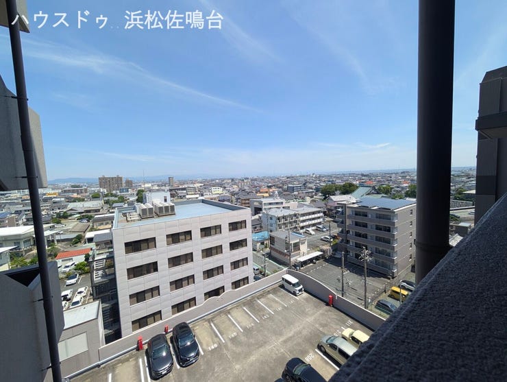 北側バルコニーからの眺望。圧迫感のある建物が無く、開放的な景観です。