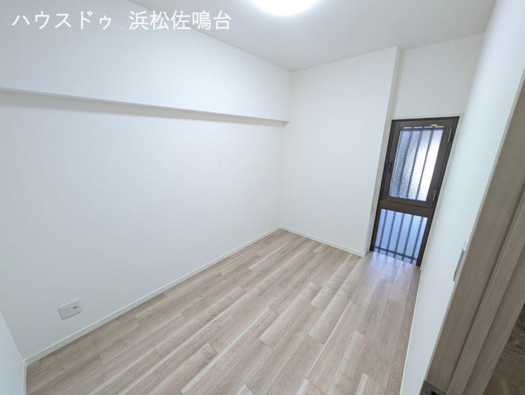 北側洋室約4帖は、納戸や収納部屋に最適です。クロス・床・照明器具新品♪