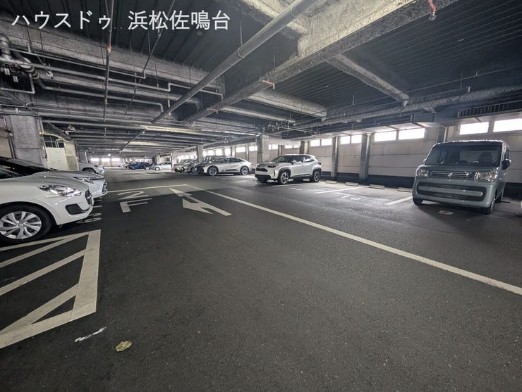 駐車場棟は建物北側に隣接しております。1階2階屋根付駐車場