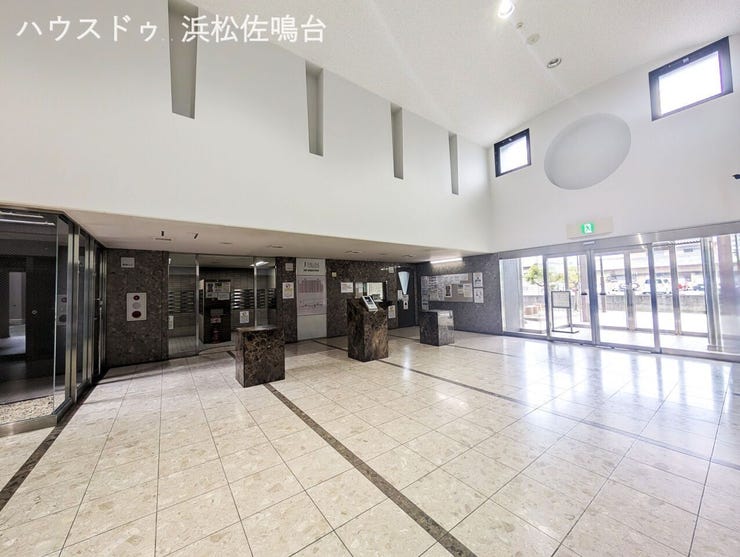 広く明るいエントランスロビー。東棟と西棟に分かれています。