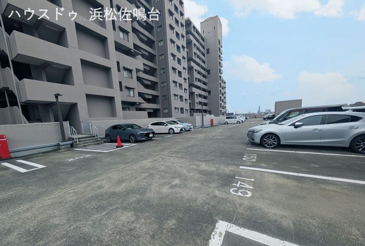 駐車場棟は建物北側に隣接しております。3階屋根無し駐車場