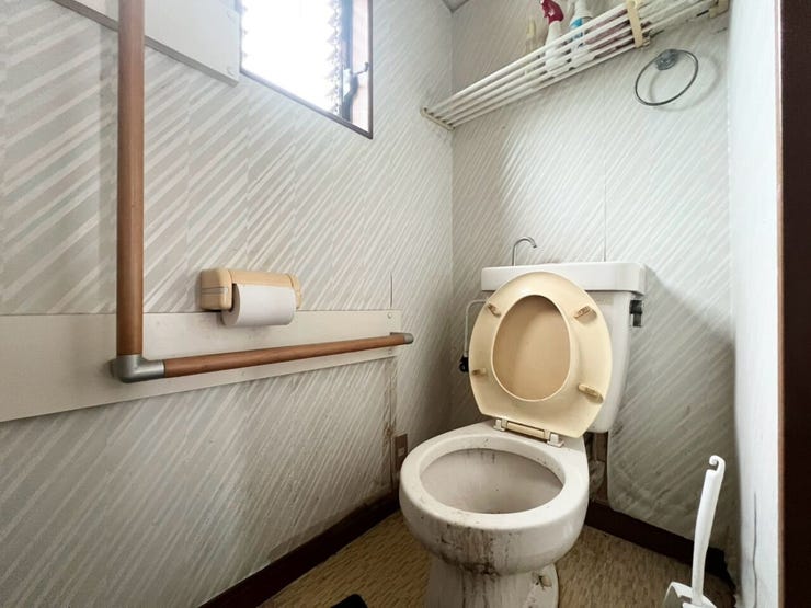 1階トイレです!
入り口前、入り口に手すりがありバリアフリー設計です!