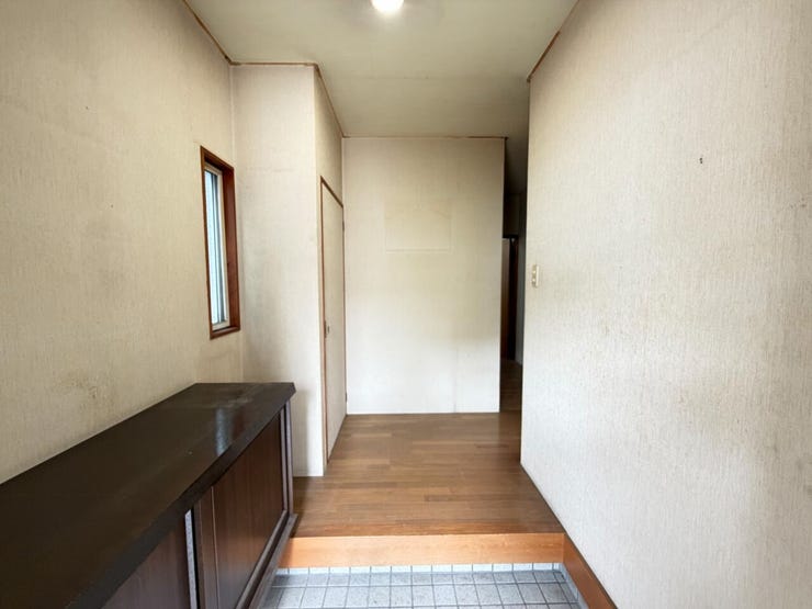 シューズボックスと奥にさらに収納がございます。