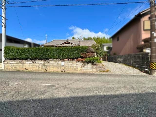 道路側から撮影。外からの視線は庭木が遮ってくれます