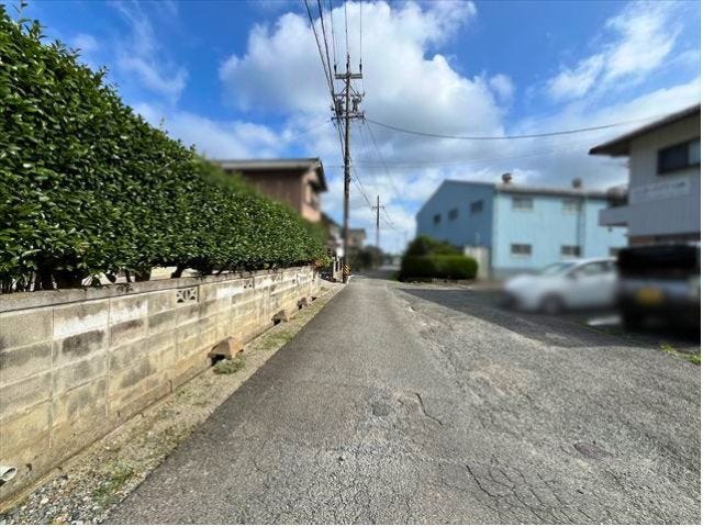 幅員約4mの前面道路です。普通車が1台通れる幅となります。大型車の通行が少ないので、振動や騒音が抑えられます。
