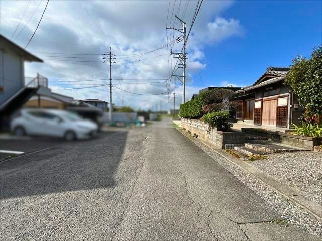 幅員約4mの前面道路です。車がすれ違うには厳しい道幅ですが、車はスピードを抑えて走行するので、お子様にも安全な道幅となっています。