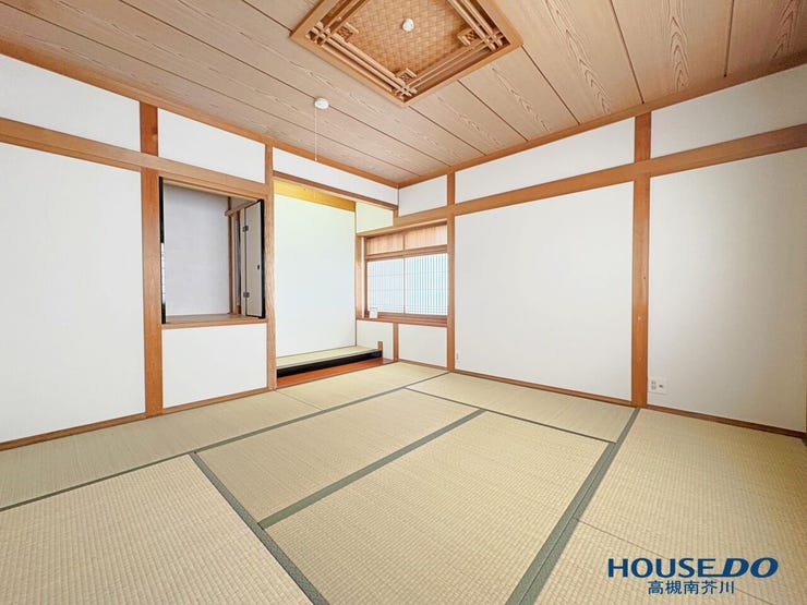 和の情緒を感じさせる天井が印象的な約8.5帖の和室です。温かみのある木目と畳の香りに包まれた空間で、家族の憩いの場や寝室として心地よく活用できます。