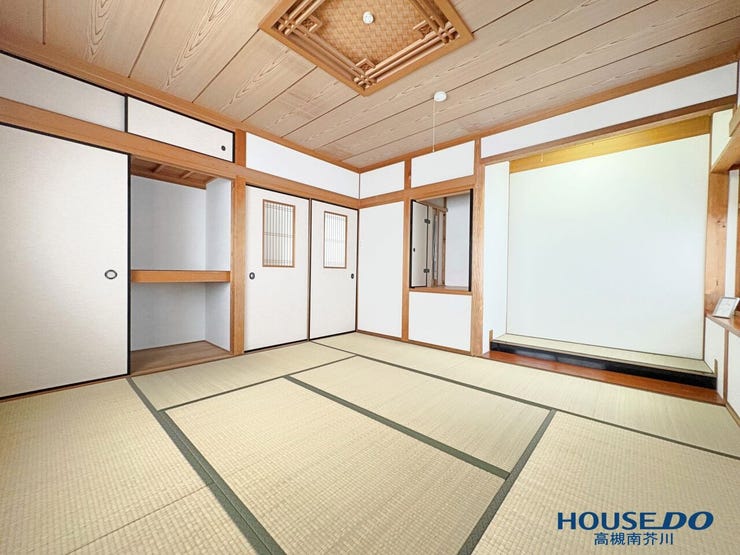 床の間や充実した押し入れ収納を備えたお部屋です。お布団や季節の家電製品などをまとめて格納でき、お部屋全体を広々と贅沢にお使いいただけます。