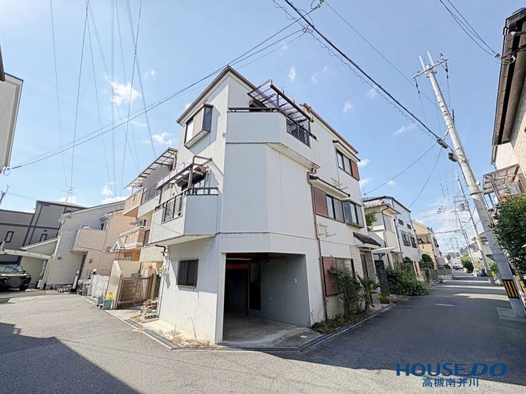 南東側の前面道路に面した開放感のある外観です。角地のため見通しの良さがあり、周囲の建物との間隔も保たれているため、室内への陽当りや風通しも良好です。