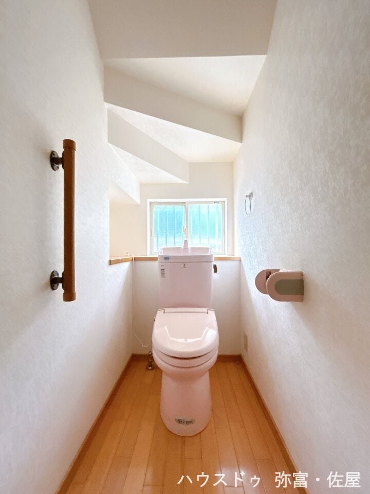 窓付きのトイレは明るく通気性の良い清潔感のある空間♪