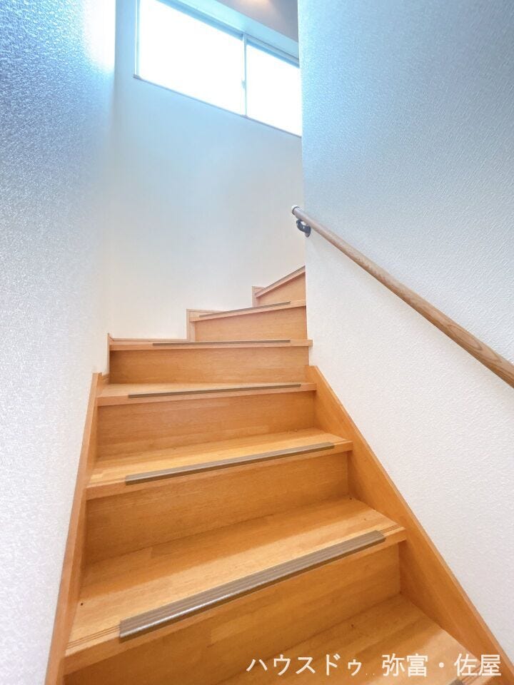 手摺り付きの階段♪お子様やご年配の方も安心してご利用頂けますね!!