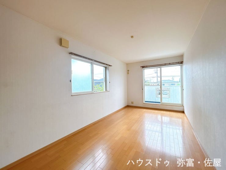 南側に面した約9帖の洋室は通風・採光に優れた心地良い空間です(^^)