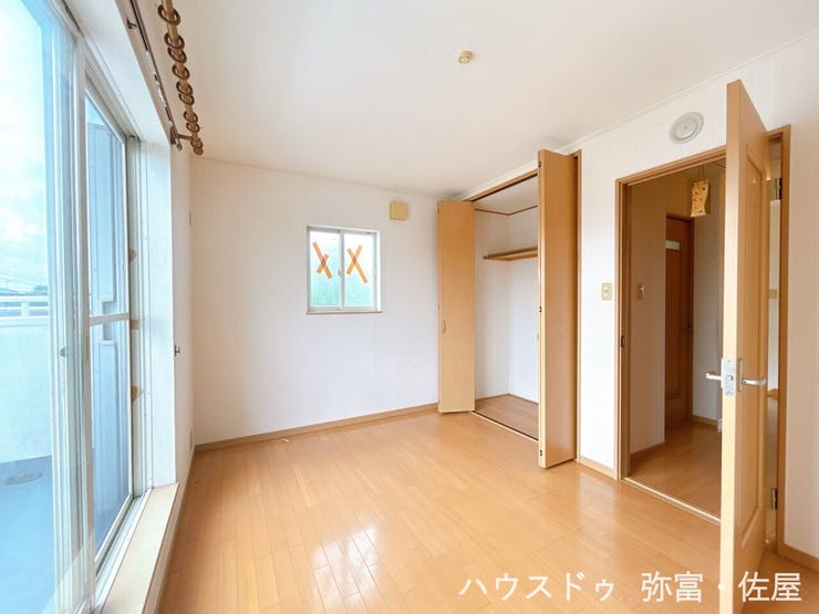 バルコニーに面した約6帖の明るい洋室♪