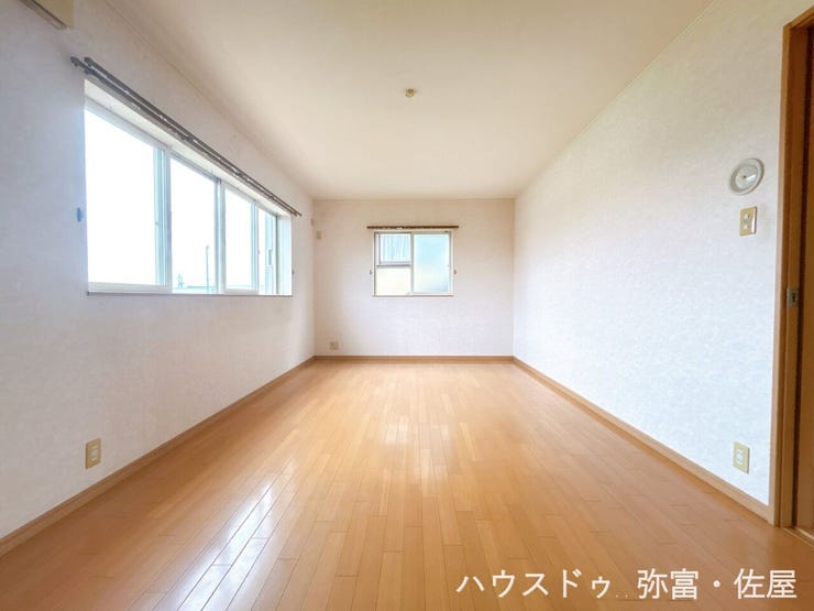 ゆとりある約12帖の北側洋室!
