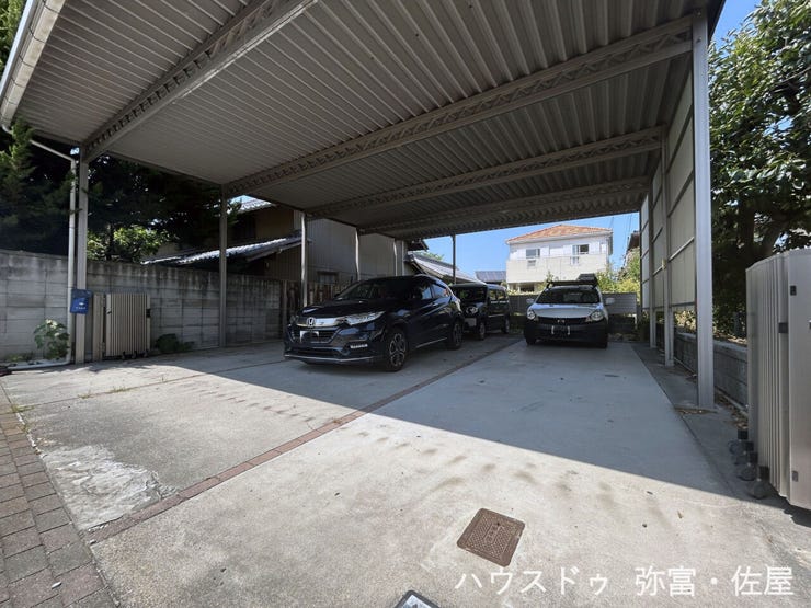 カーポート付きの駐車スペースが6台分あります!来客時にも困りません♪