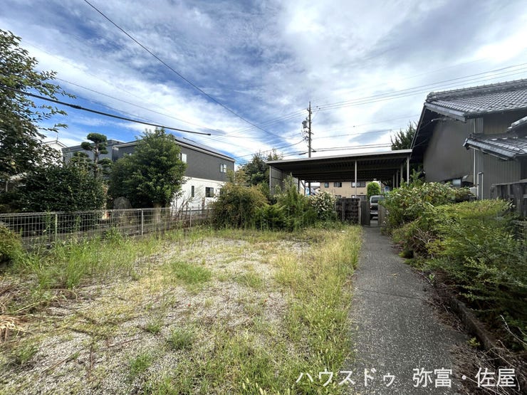 南向きの広いお庭はガーデニングや家庭菜園など楽しめます!!