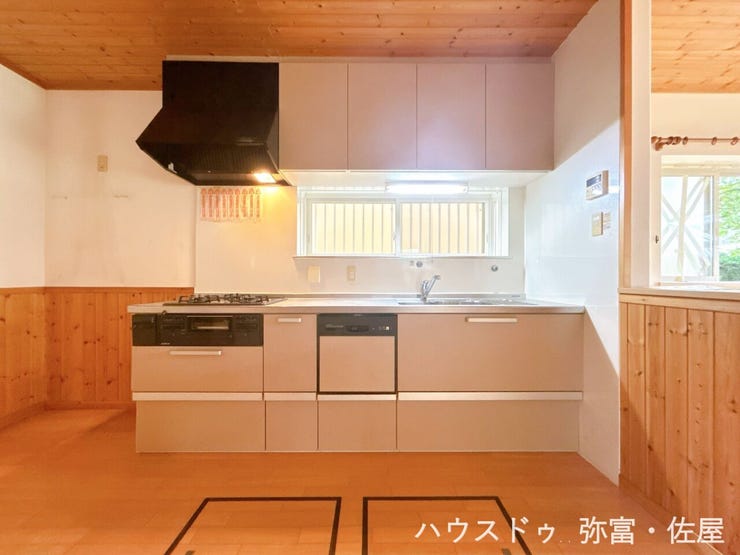 収納付のシステムキッチン!!小物から背の高いものまで、すっきり、たっぷり収納できます♪