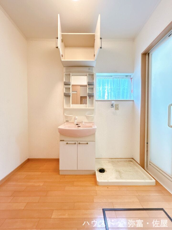 シャワー付洗面化粧台☆洗髪や手洗い洗濯に加え、洗面台のお掃除もしやすくとても便利です♪