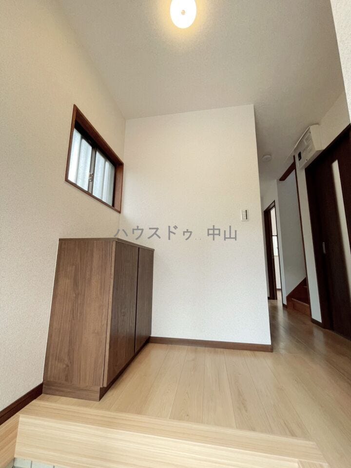 \住まいの第一印象を彩る玄関/
ゆとりある空間設計で、家族の「いってきます」と「ただいま」を心地よく迎えます。収納力も備え、すっきりとした玄関を保てます。