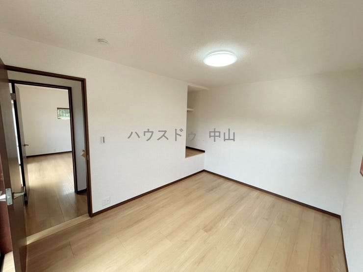 \多用途に使える洋室/
子ども部屋や書斎、趣味の空間としても活躍。採光にも配慮された明るい室内で、ライフスタイルに合わせて柔軟に使えます。