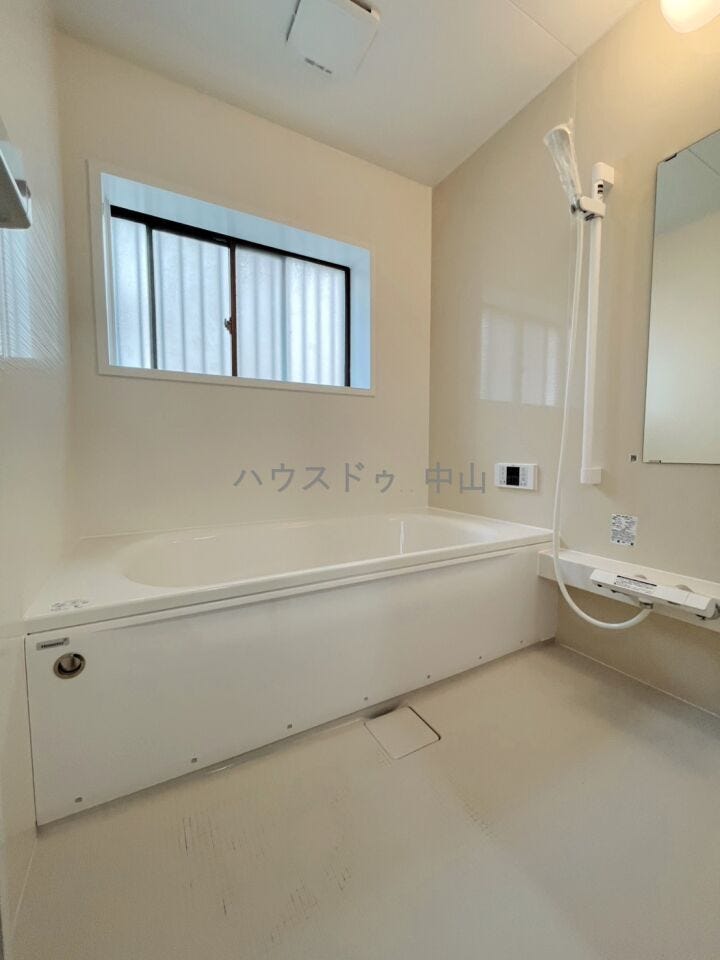\一日の疲れを癒すバスルーム/
ゆったりとくつろげる浴室空間。清潔感のあるデザインと快適な設備で、毎日のバスタイムを心地よいひとときに。