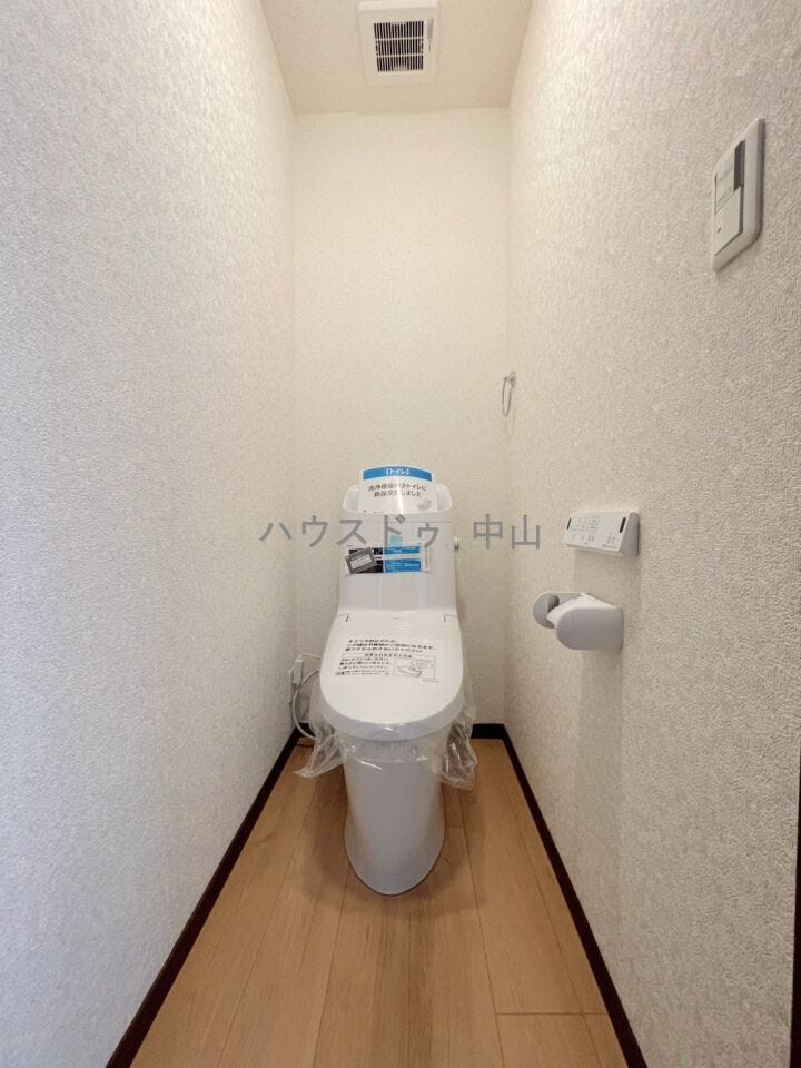 \清潔感あふれる洗浄便座付きトイレ/
1階に配置された使いやすい設計。快適な機能性と落ち着いた空間で、毎日の暮らしをさりげなく支えます。