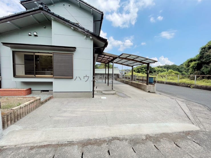 \ゆとりの駐車スペース3台分/
ご家族それぞれの車はもちろん、来客時も安心の広さ。日々の通勤やお出かけもスムーズな、使い勝手の良い駐車場です。