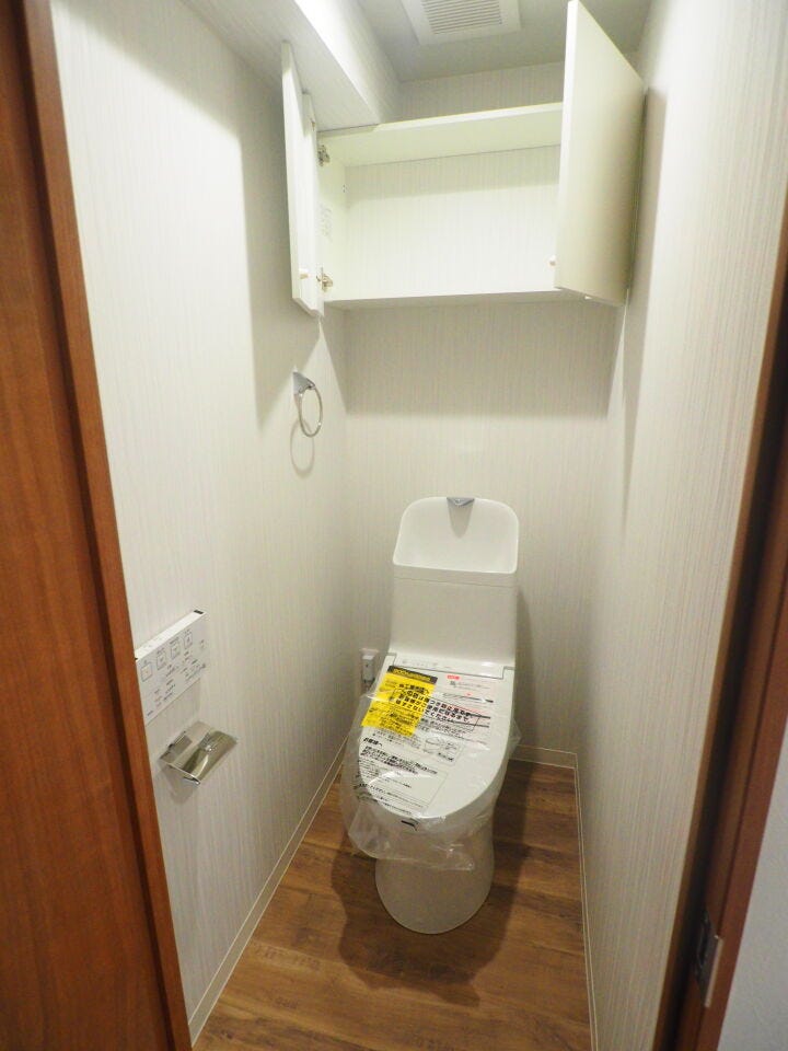 収納棚付きが嬉しい温水洗浄便座機能付きトイレ。