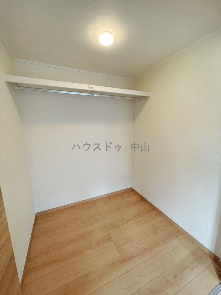 \たっぷり収納できるウォークインクローゼット/
衣類や季節物もすっきり収まる大容量設計。整理整頓がしやすく、毎日のコーディネートも快適に楽しめます。
