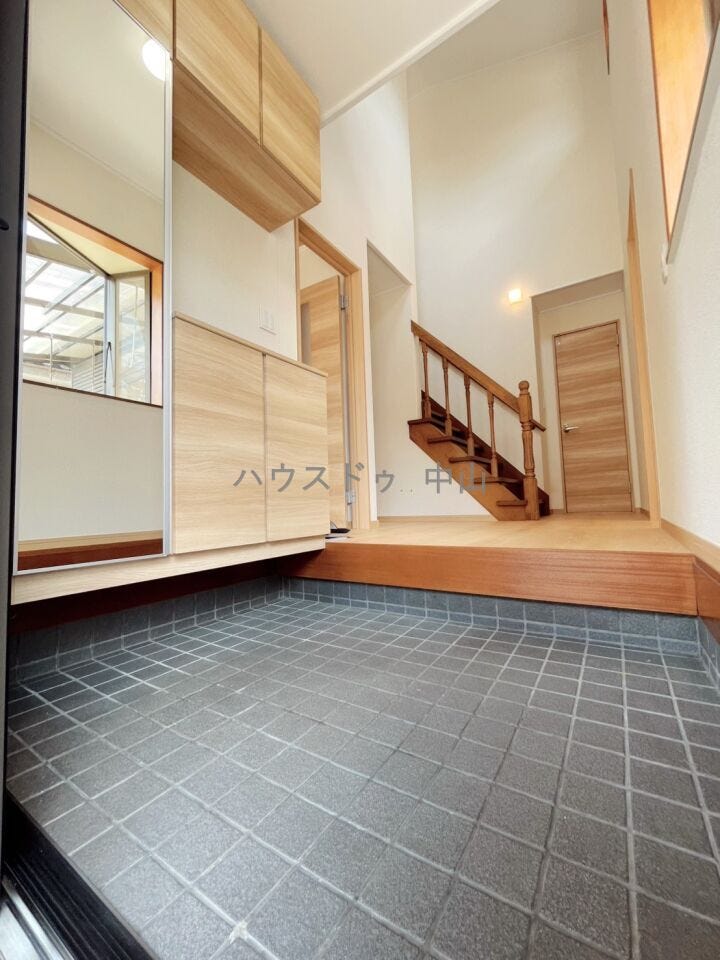 \住まいの第一印象を彩る玄関/
ゆとりある空間設計で、家族の「いってきます」と「ただいま」を心地よく迎えます。収納力も備え、すっきりとした玄関を保てます。