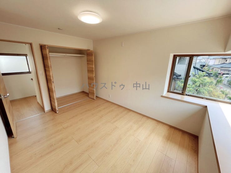 \多用途に使える洋室/
子ども部屋や書斎、趣味の空間としても活躍。採光にも配慮された明るい室内で、ライフスタイルに合わせて柔軟に使えます。