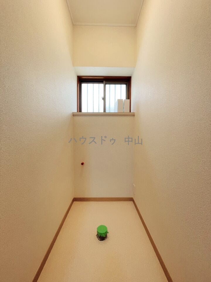 \清潔感あふれる洗浄便座付きトイレ/
1階に配置された使いやすい設計。快適な機能性と落ち着いた空間で、毎日の暮らしをさりげなく支えます。