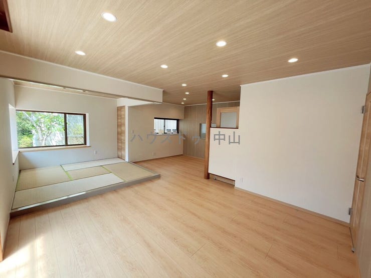 \家族の笑顔が広がる住まい/
明るいリビングで自然と集う毎日。戸建ならではの安心と心地よさを、ぜひご体感ください。