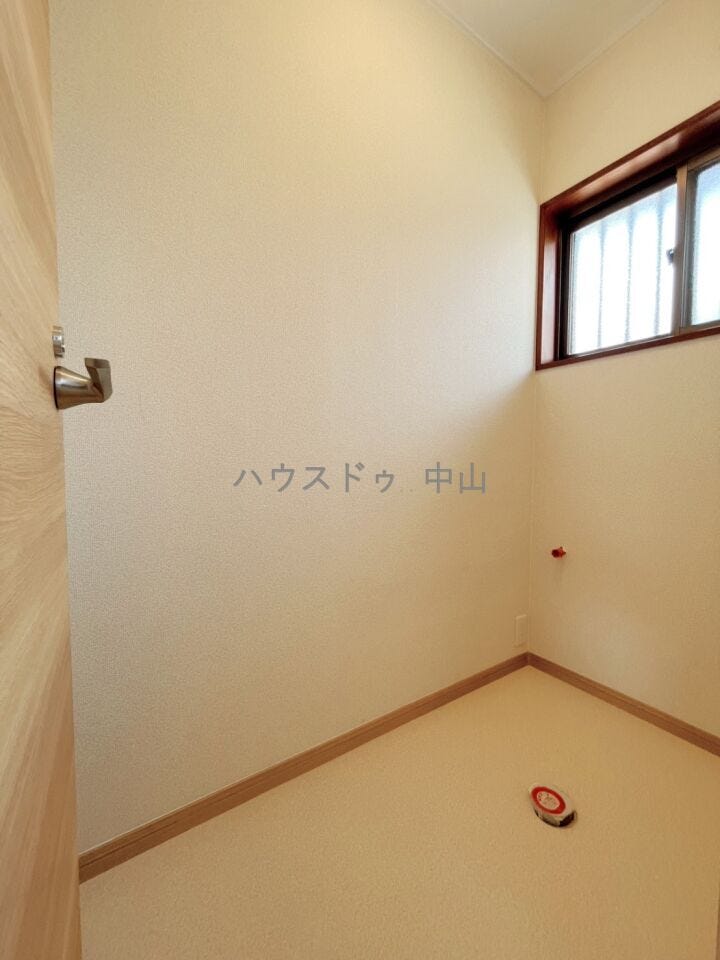 \2階にも快適な洗浄便座付きトイレ/
朝の忙しい時間帯も混み合いにくく、使い勝手の良い設計。清潔感のある空間で、毎日の暮らしをより快適に支えます。